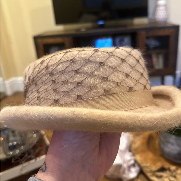 Vintage Creamy Tan Hat from the 40’s - Picture 2 of 4